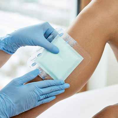 Επιθέματα κατακλίσεων αυτοκόλλητα Hartmann Zetuvit Plus Silicone Border 12,5x12,5 cm | Συσκευασία 10 τεμ. Επιθέματα κατακλίσε...